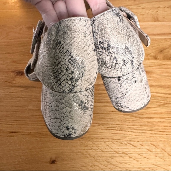 Vionic Chardonnay Heeled Sandal in "Oatmeal Leather Snake Print" Size 7.5 - Picture 13 of 16